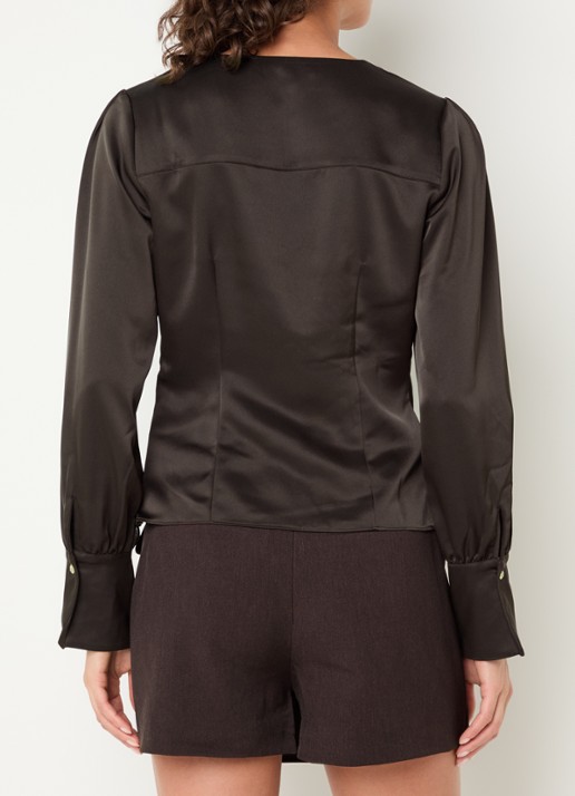 NIKKIE Aivy asymmetrische top van satijn met plooidetail - achterkant 3 chocoladebruin
