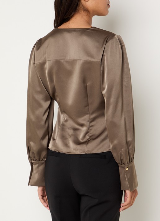 NIKKIE Aivy asymmetrische top van satijn met plooidetail - achterkant 7 chocoladebruin