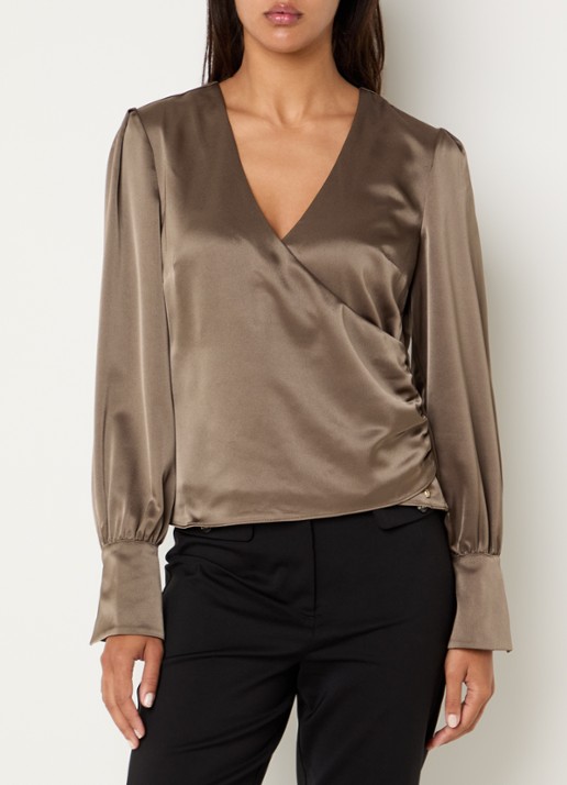 NIKKIE Aivy asymmetrische top van satijn met plooidetail - detail 2 chocoladebruin