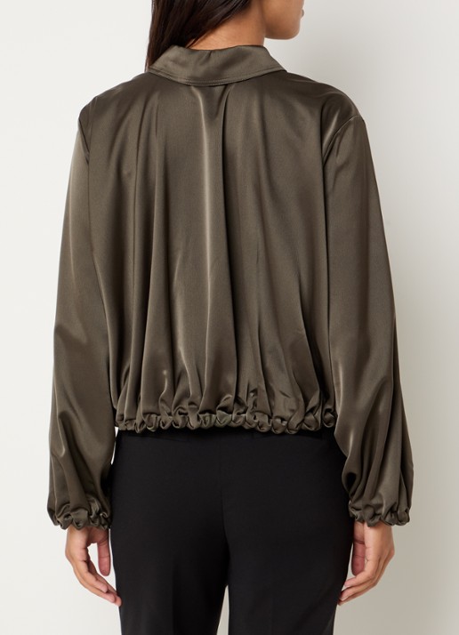 NIKKIE Aivy blouse van satijn met ruches - achterkant 4 mosgroen