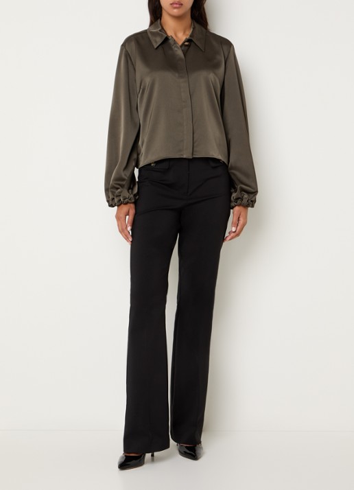 NIKKIE Aivy blouse van satijn met ruches - voorkant 2 mosgroen