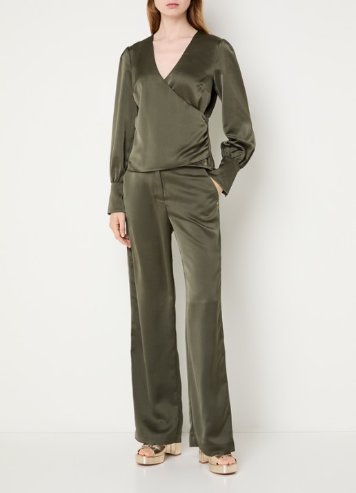 NIKKIE Aivy high waist loose fit pantalon van satijn - voorkant 2 bronsgroen