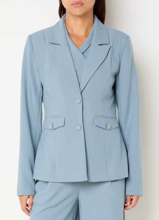 NIKKIE Alani blazer met paspelzakken - detail lichtblauw