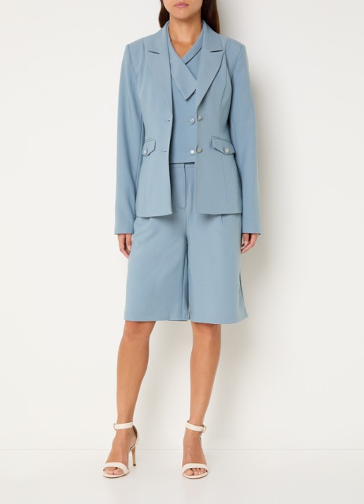 NIKKIE Alani blazer met paspelzakken - voorkant 4 lichtblauw