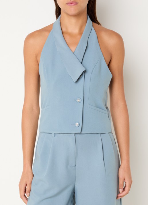 NIKKIE Alani mouwloze blazer met paspelzakken - detail lichtblauw