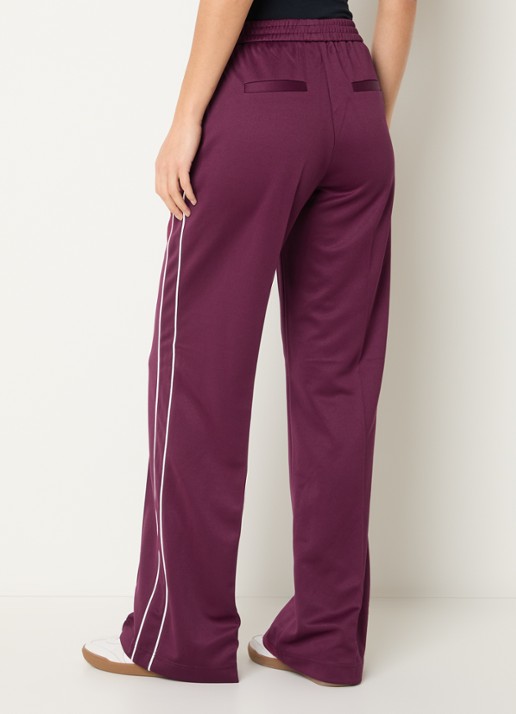 NIKKIE Alara high waist straight fit trackpants met logoborduring - achterkant 4 aubergine