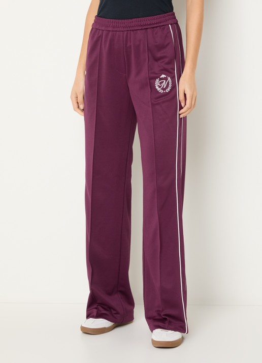 NIKKIE Alara high waist straight fit trackpants met logoborduring - detail 3 aubergine