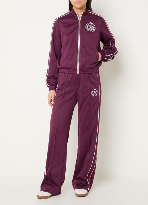 NIKKIE Alara high waist straight fit trackpants met logoborduring - voorkant 2 aubergine