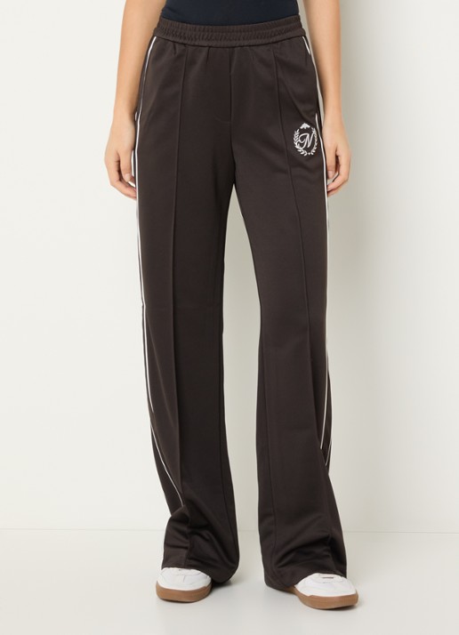 NIKKIE Alara high waist straight fit trackpants met logoborduring - detail chocoladebruin
