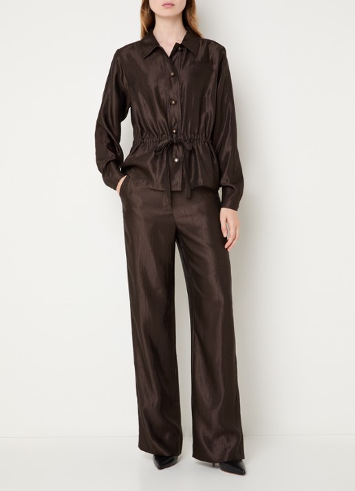 NIKKIE Alira high waist loose fit broek met steekzakken en metallic finish - voorkant 4 donkerbruin