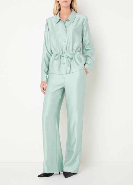 NIKKIE Alira high waist loose fit broek met steekzakken en metallic finish - voorkant 2 lichtblauw