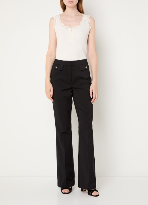 NIKKIE Alka high waist flared fit pantalon met klepzakken en persplooi - voorkant 4 zwart