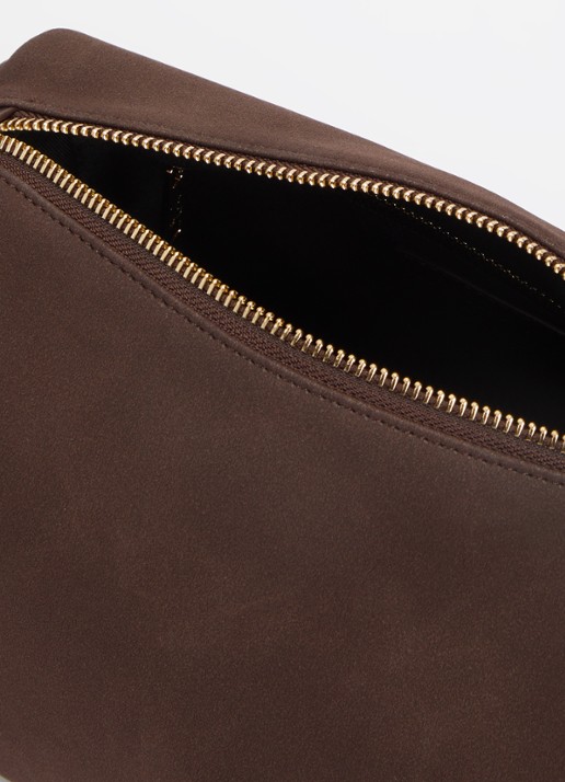 NIKKIE Amandelien small schoudertas met afneembare schouderriem  - detail chocoladebruin
