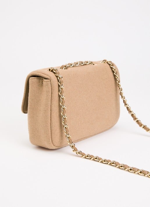 NIKKIE Ann schoudertas in wolblend met logo - achterkant camel