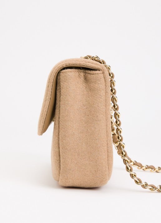 NIKKIE Ann schoudertas in wolblend met logo - detail 4 camel