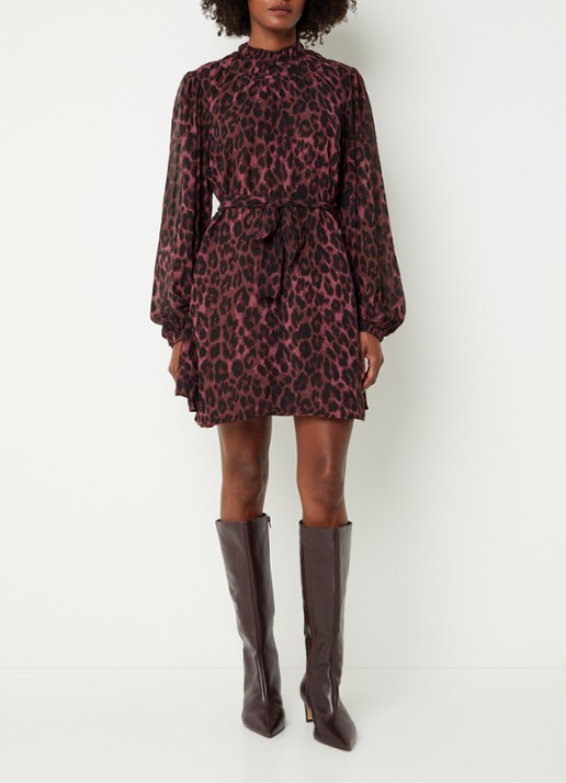 NIKKIE Arabella mini jurk met dierenprint - voorkant 2 aubergine