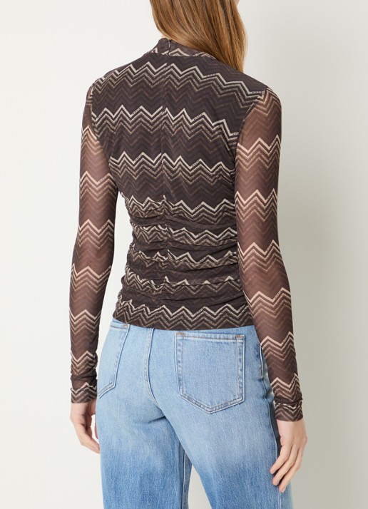 NIKKIE Ariva semi-transparante top van mesh met ruches en print - achterkant 2 chocoladebruin