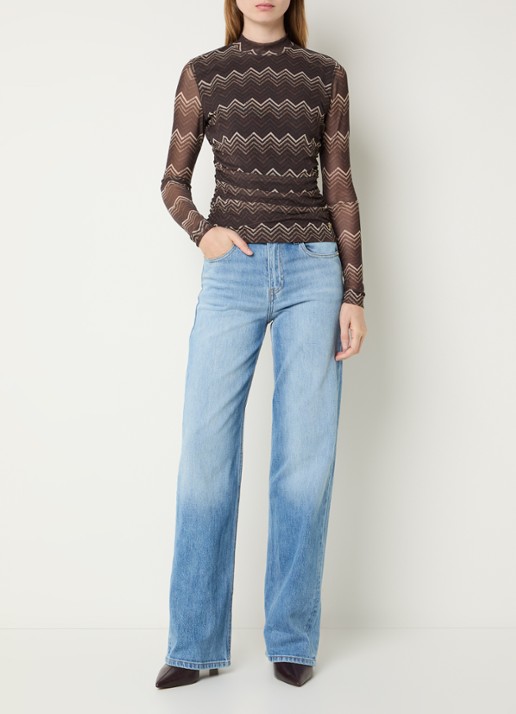 NIKKIE Ariva semi-transparante top van mesh met ruches en print - voorkant 4 chocoladebruin