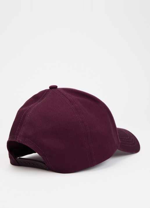 NIKKIE Arlise pet met logoborduring - detail aubergine