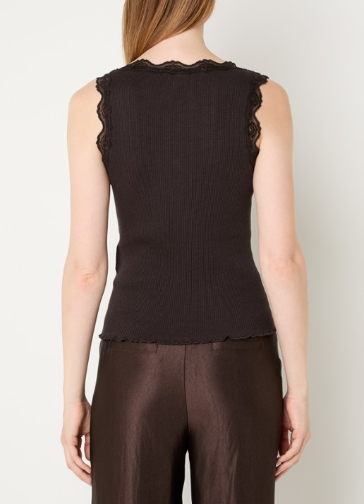 NIKKIE Arlynn tanktop met ribstructuur en details van kant - achterkant chocoladebruin