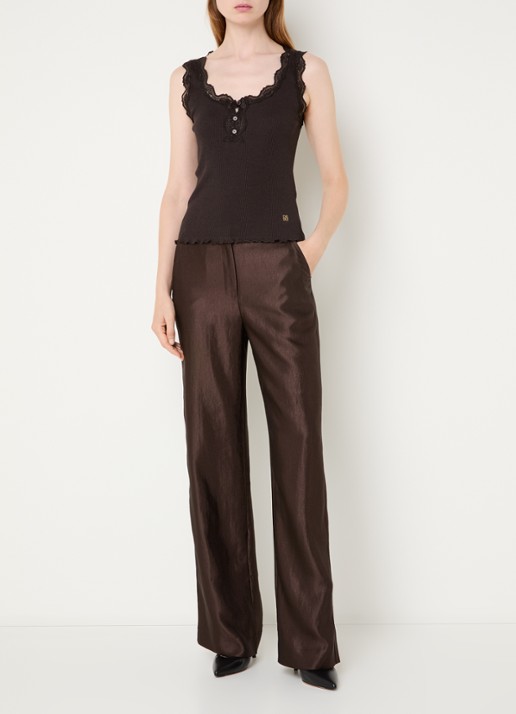 NIKKIE Arlynn tanktop met ribstructuur en details van kant - voorkant 3 chocoladebruin