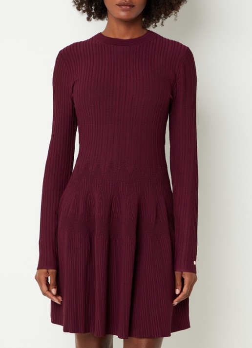 NIKKIE Aubrie midi jurk met structuur - detail aubergine