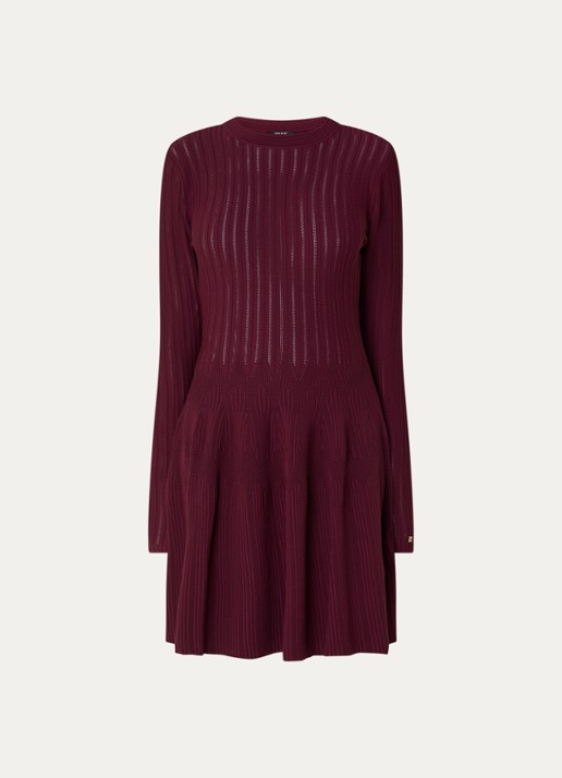 NIKKIE Aubrie midi jurk met structuur - voorkant 3 aubergine