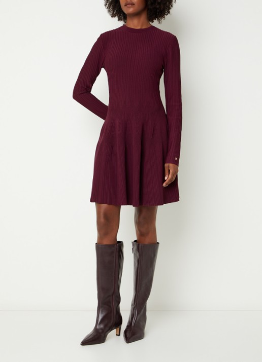 NIKKIE Aubrie midi jurk met structuur - voorkant 4 aubergine