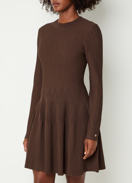 NIKKIE Aubrie midi jurk met structuur - detail 2 donkerbruin