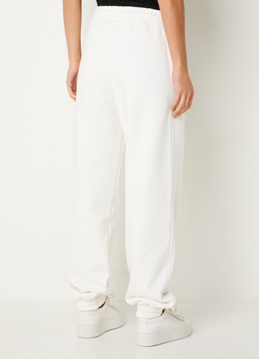 NIKKIE Avaleigh loose fit tappered fit joggingbroek met logo - achterkant 2 creme