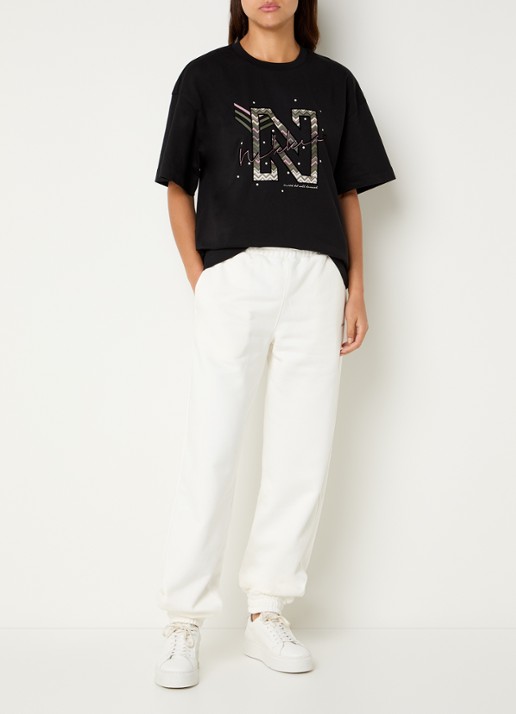 NIKKIE Avaleigh loose fit tappered fit joggingbroek met logo - voorkant 4 creme