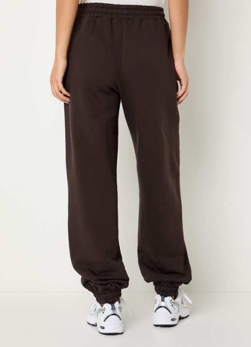 NIKKIE Avaleigh loose fit tappered fit joggingbroek met logo - achterkant 4 donkerbruin