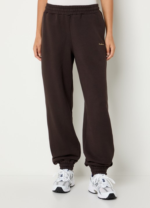 NIKKIE Avaleigh loose fit tappered fit joggingbroek met logo - detail 3 donkerbruin