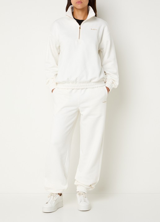 NIKKIE Avaleigh sweater met halve rits en logo - voorkant 3 creme