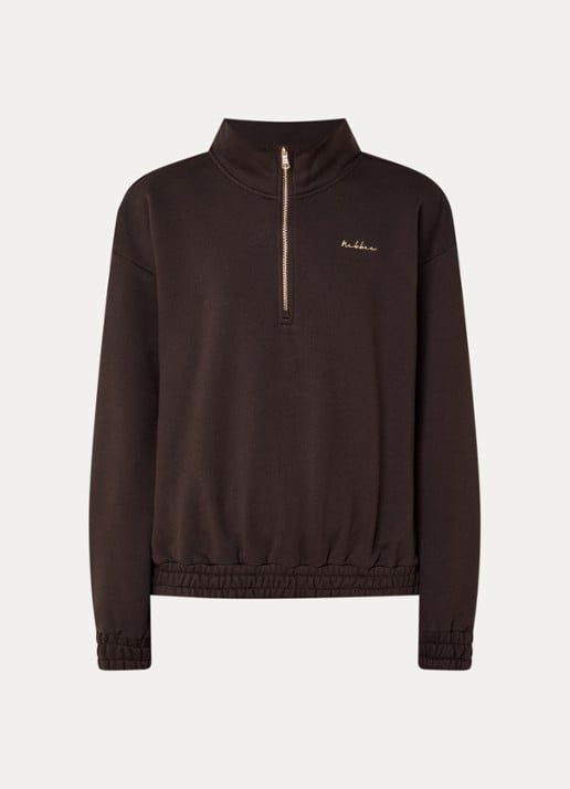 NIKKIE Avaleigh sweater met halve rits en logo - voorkant 3 chocoladebruin