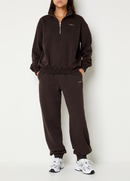 NIKKIE Avaleigh sweater met halve rits en logo - voorkant 4 chocoladebruin