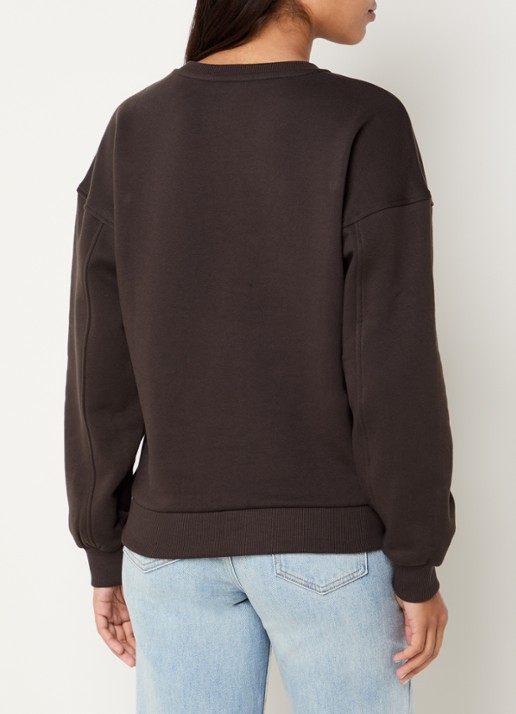 NIKKIE College sweater met logoborduring en -print - achterkant 4 chocoladebruin