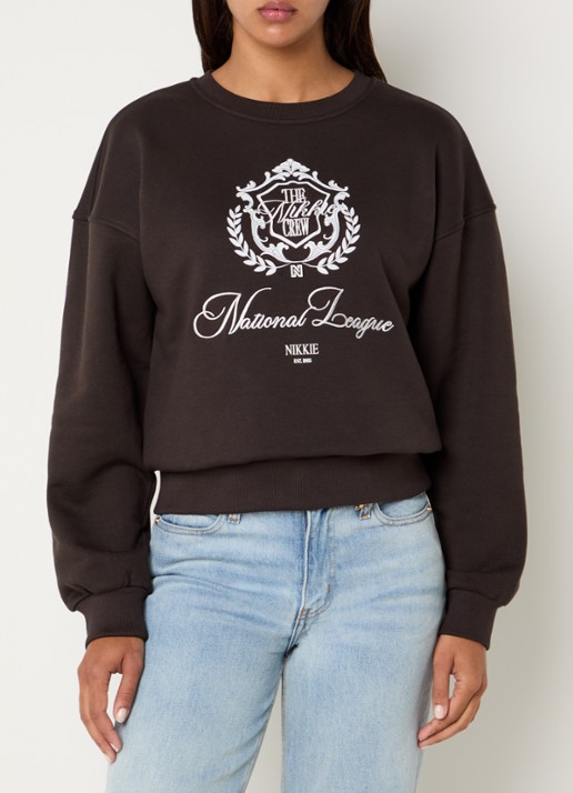 NIKKIE College sweater met logoborduring en -print - detail chocoladebruin