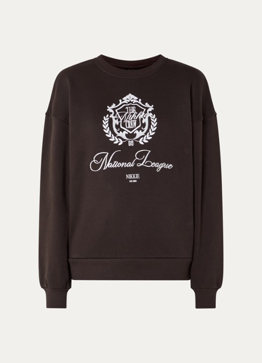 NIKKIE College sweater met logoborduring en -print - voorkant 2 chocoladebruin