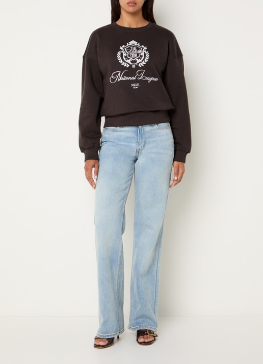 NIKKIE College sweater met logoborduring en -print - voorkant 3 chocoladebruin