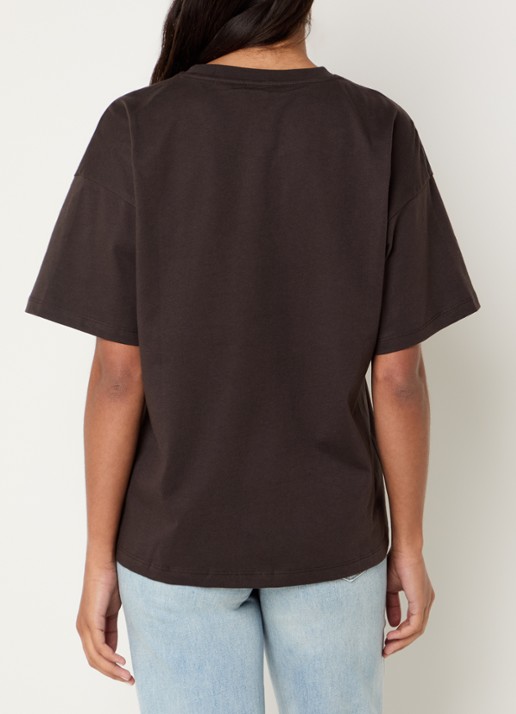 NIKKIE College T-shirt met logoborduring en -print - achterkant 4 chocoladebruin