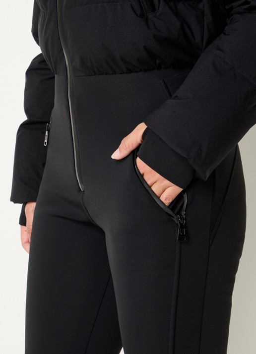 NIKKIE Gemma flared fit skipak met opbergbare capuchon en ritszakken - detail 3 zwart