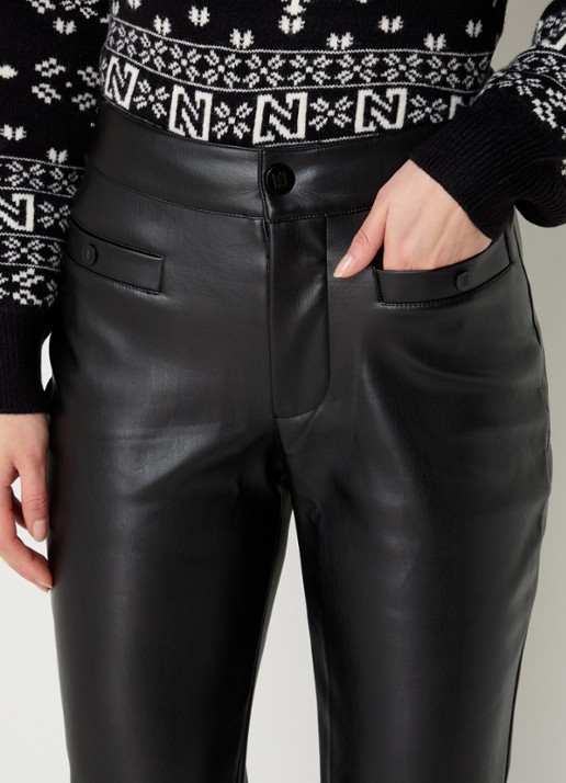 NIKKIE Giza high waist flared fit skibroek van imitatieleer met steekzakken - detail 6 zwart