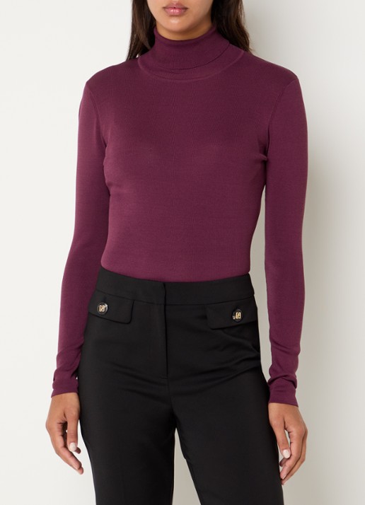 NIKKIE Jolie fijngebreide top met col - detail bordeauxrood