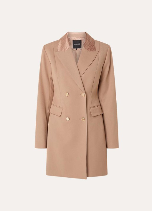 NIKKIE Oakland mini blazerjurk met schoudervulling en details van satijn - voorkant 2 camel