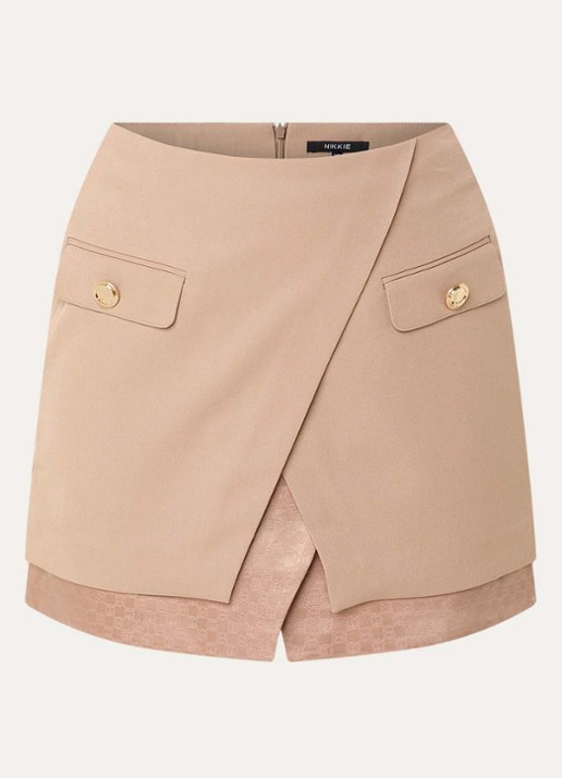 NIKKIE Oakland minirok met overslag en klepzakken - voorkant camel