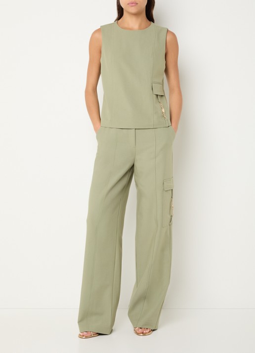 NIKKIE Parlo high waist straight fit broek met klepzak - voorkant 2 groen