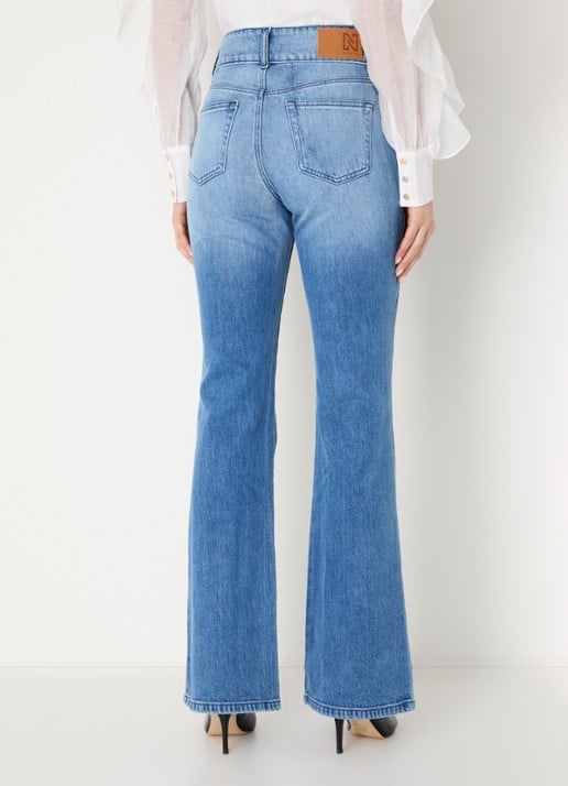 NIKKIE Piciba high waist flared jeans met gekleurde wassing - achterkant 2 indigo
