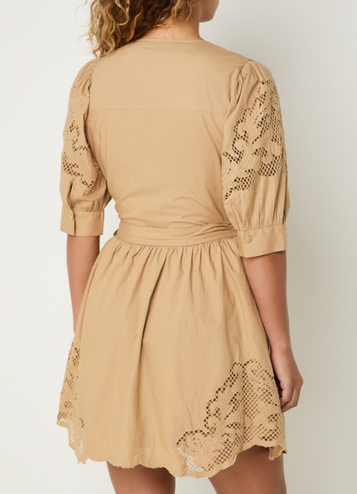 NIKKIE Rabano mini wikkeljurk met broderie - achterkant 2 camel