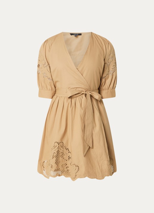 NIKKIE Rabano mini wikkeljurk met broderie - voorkant 3 camel